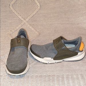 Forest green no tie Nike tennis shoes